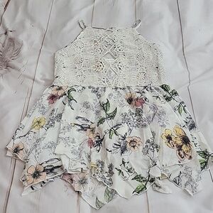 Coco + Jaimeson Size Small Beautiful Flowy Floral Cute Out Lace Criss Cross Tank